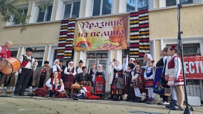 Седемнайсетото издание на празника на пелина в старозагорското село Змейово събра днес гости от близо и далеч
