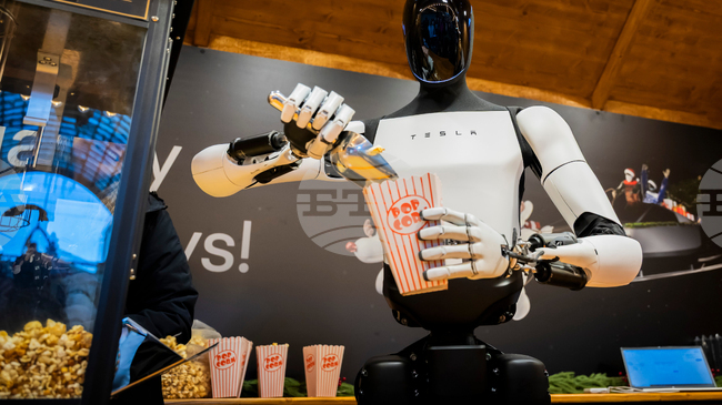 "Тесла" показа своя хуманоиден робот "Оптимус" в търговски център в Берлин