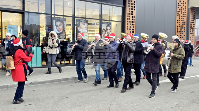 Благотворителна коледна инициатива в Добрич събра граждани в подкрепа на хора в нужда