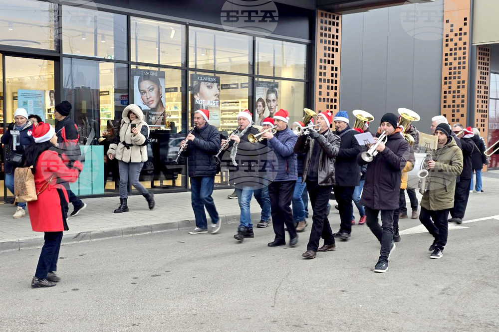 Благотворителна коледна инициатива в Добрич събра граждани в подкрепа на хора в нужда