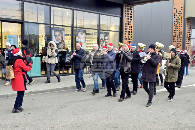 Благотворителна коледна инициатива в Добрич събра граждани в подкрепа на хора в нужда