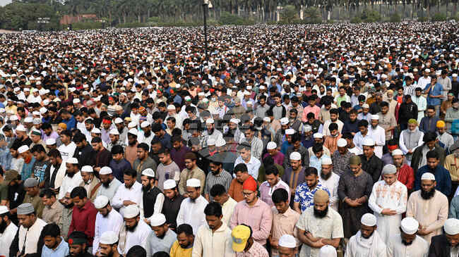 Стотици хиляди хора се събраха за погребението на известен активист от Бангладеш