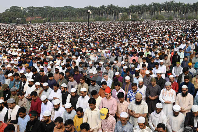 Стотици хиляди хора се събраха за погребението на известен активист от Бангладеш