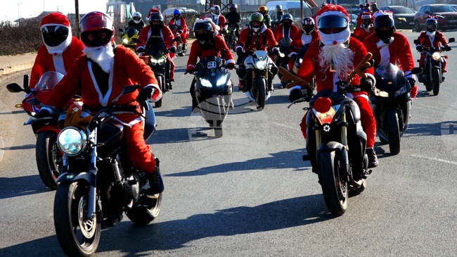 Мотористи, облечени като Дядо Коледа, преминаха по булеварди и улици в София