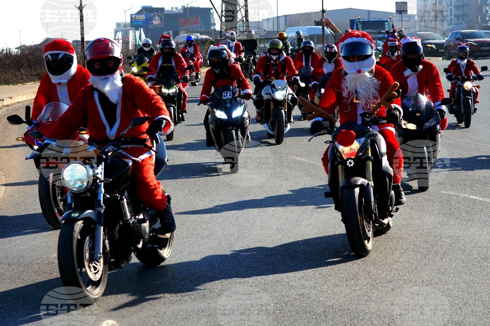 Мотористи, облечени като Дядо Коледа, преминаха по булеварди и улици в София