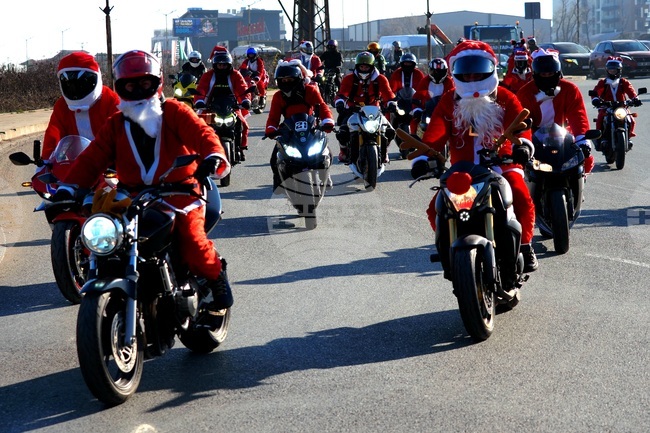 Мотористи, облечени като Дядо Коледа, преминаха по булеварди и улици в София