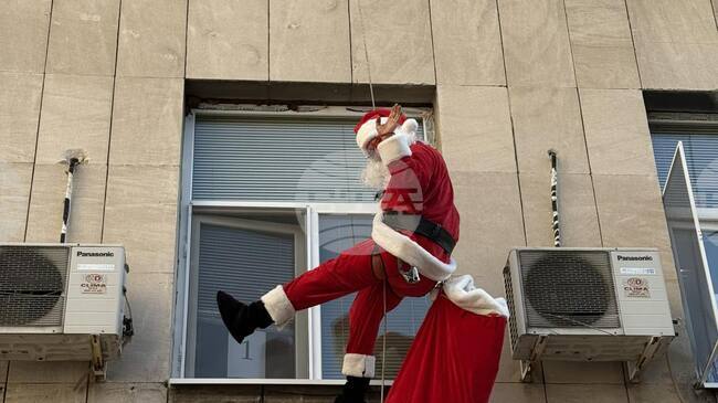 Дядо Коледа се спусна от покрива на ИСУЛ и зарадва с подаръци децата, които се лекуват там