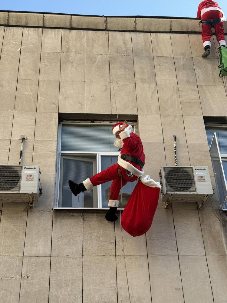 Дядо Коледа се спусна от покрива на ИСУЛ и зарадва с подаръци децата, които се лекуват там