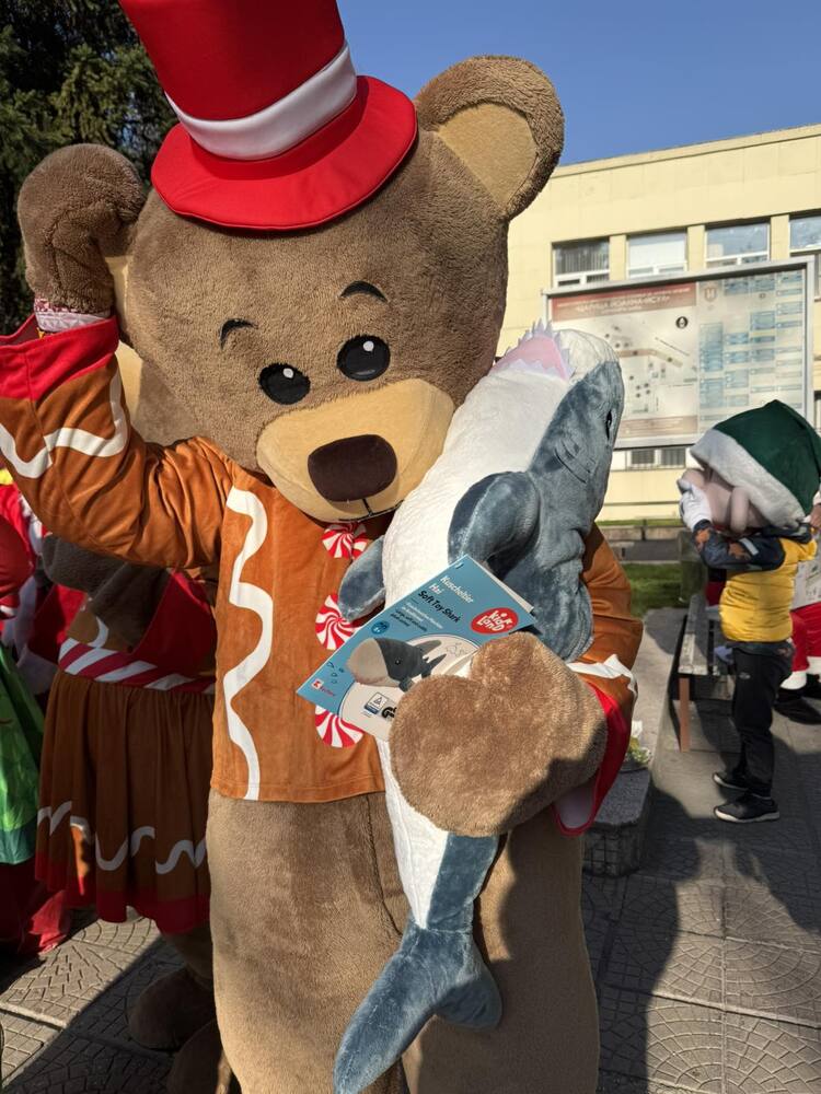 Дядо Коледа, Снежанка, джуджета и елфи се спуснаха от покрива на ИСУЛ и зарадваха болните деца с подаръци