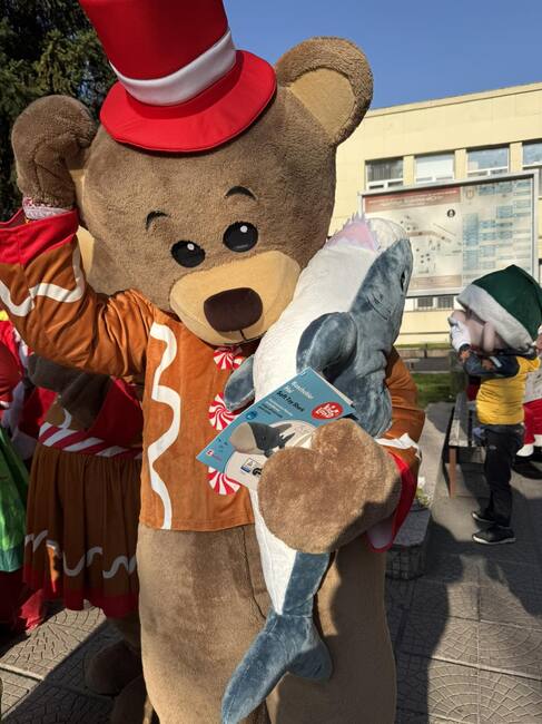 Дядо Коледа, Снежанка, джуджета и елфи се спуснаха от покрива на ИСУЛ и зарадваха болните деца с подаръци