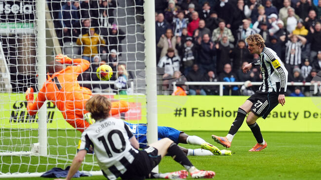 Нюкасъл иска разяснения относно отменената дузпа за Гордън при равенството с Челси