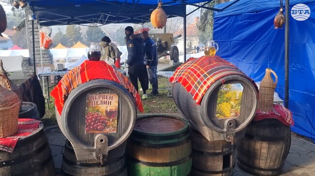 Седемнайсетото издание на празника на пелина в старозагорското село Змейово събра днес гости от близо и далеч