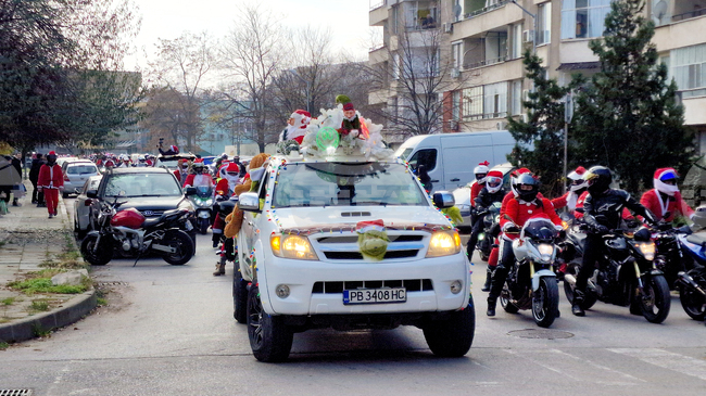 Деца в неравностойно положение в Пловдив получиха подаръци от мото инициативата „Отвори сърцето си, дари усмивка!“