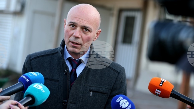 Двама братя са задържани за над 400 кг тютюн за наргиле без бандерол на предполагаема стойност над 100 хиляди лева, съобщи началникът на 7 РУ