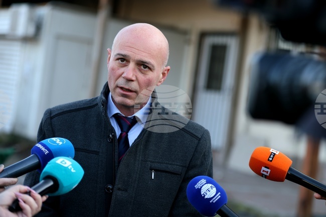 Двама братя са задържани за над 400 кг тютюн за наргиле без бандерол на предполагаема стойност над 100 хиляди лева, съобщи началникът на 7 РУ