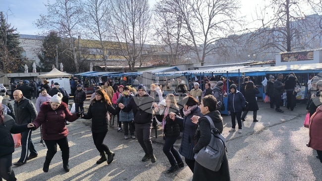 Голямо коледно хоро се изви на традиционния фермерски пазар във великотърновския квартал “Бузлуджа“