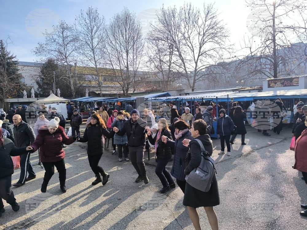 Голямо коледно хоро се изви на традиционния фермерски пазар във великотърновския квартал “Бузлуджа“