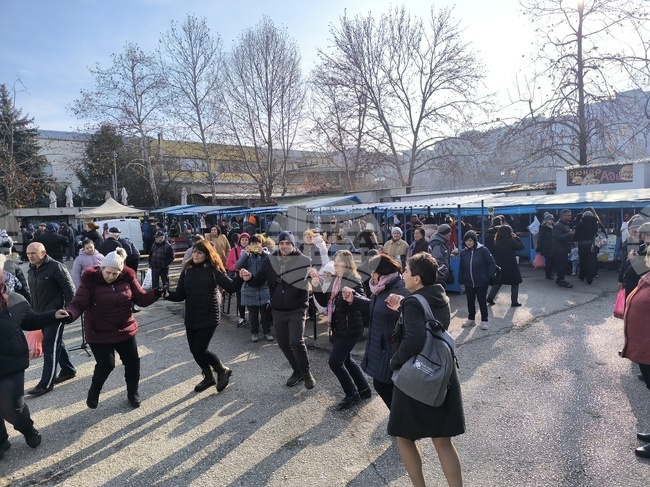 Голямо коледно хоро се изви на традиционния фермерски пазар във великотърновския квартал “Бузлуджа“