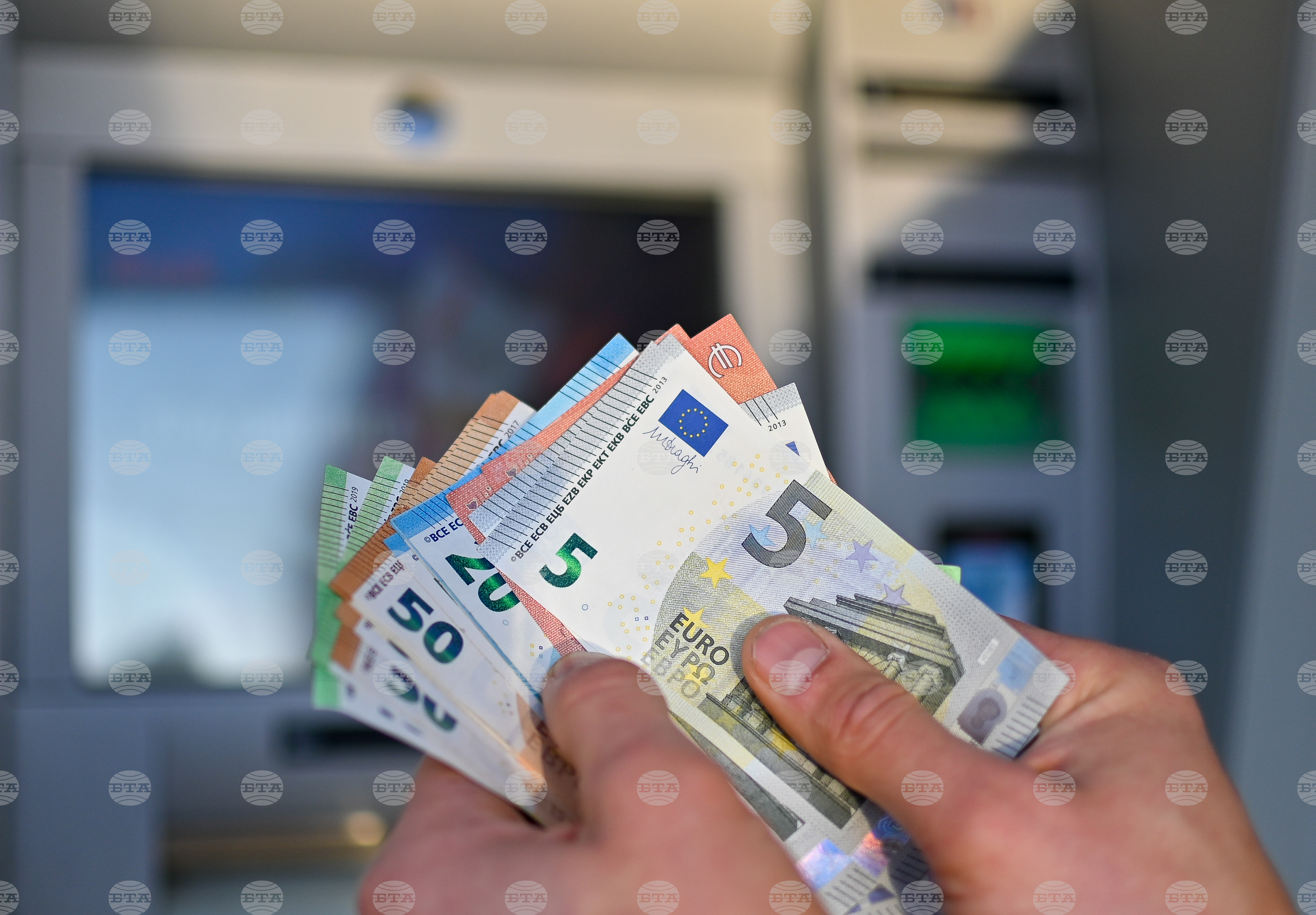 MVR svetuje uporabo uradnih menjalnih mest ob uvedbi evra leta 2026