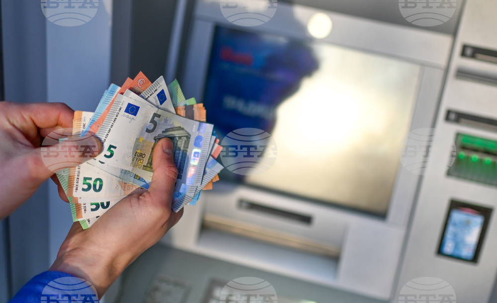 Задържани са двама мъже в Самоков, след като са платили с фалшиви евро банкноти, съобщиха от полицията