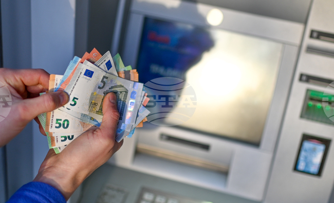 Задържани са двама мъже в Самоков, след като са платили с фалшиви евро банкноти, съобщиха от полицията