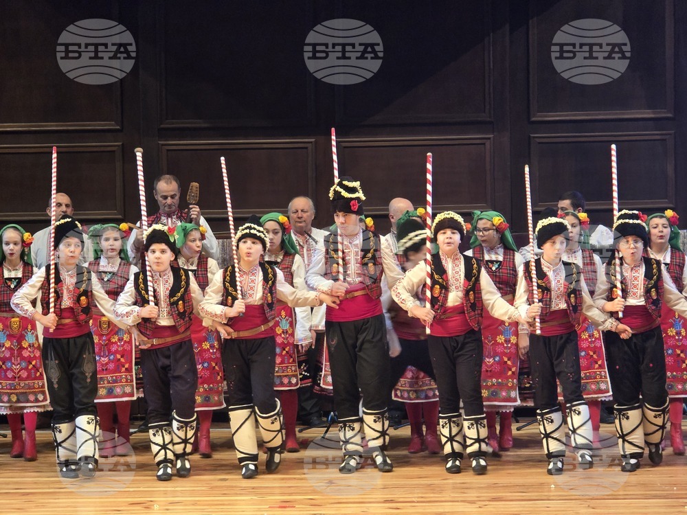 Добрич - Представителна фолклорна танцова студия „Добруджа" - коледен концерт