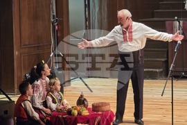 Добрич - Представителна фолклорна танцова студия „Добруджа" - коледен концерт