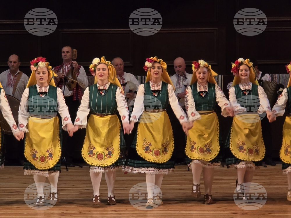 Добрич - Представителна фолклорна танцова студия „Добруджа" - коледен концерт