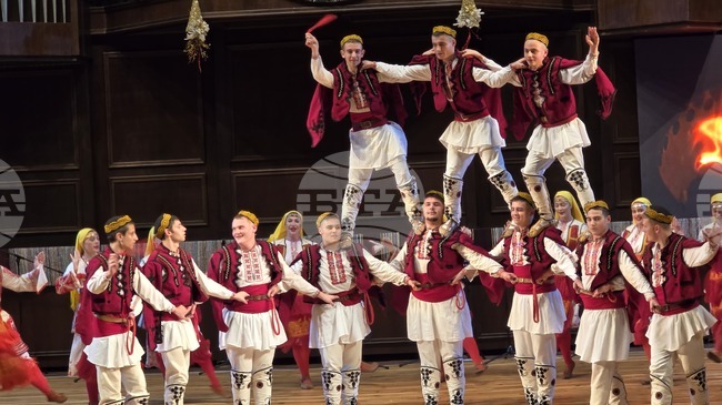 Коледен концерт на Представителната фолклорна танцова студия „Добруджа“ се състоя в Добрич