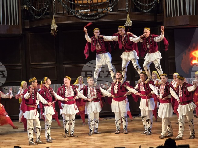 Добрич - Представителна фолклорна танцова студия „Добруджа" - коледен концерт 