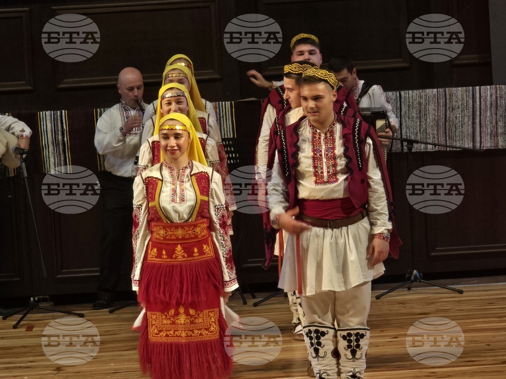 Добрич - Представителна фолклорна танцова студия „Добруджа" - коледен концерт