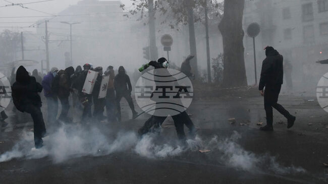 Най-малко 31 полицаи бяха ранени при протестите срещу затварянето на културен център в италианския град Торино