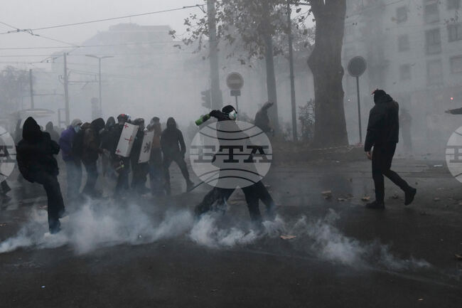 Най-малко 31 полицаи бяха ранени при протестите срещу затварянето на културен център в италианския град Торино