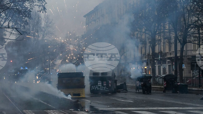 Полицията влезе в сблъсък с протестиращи в Торино след затварянето на социален център