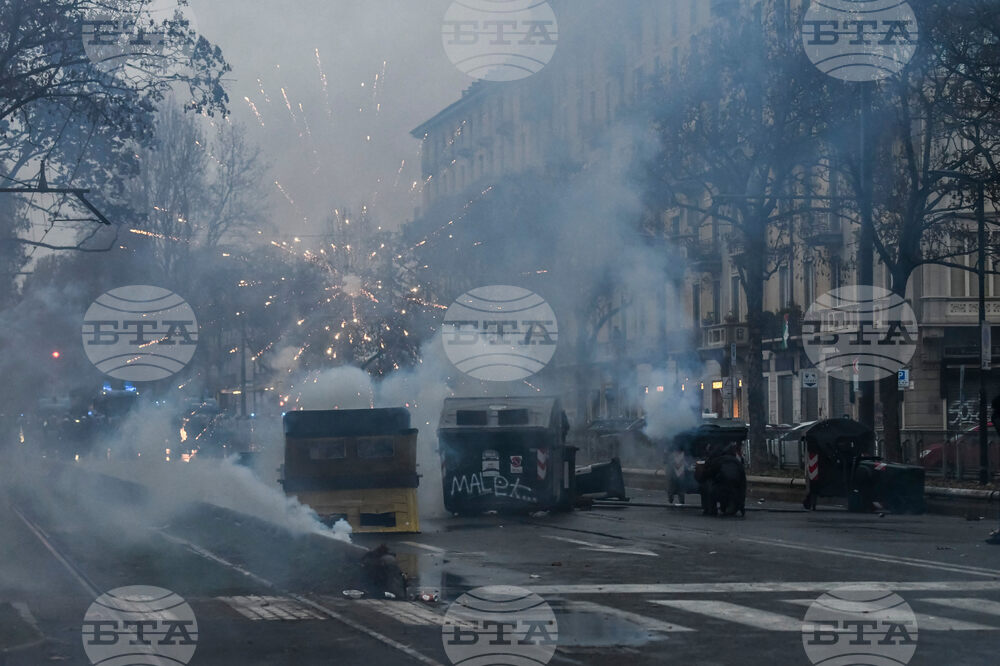 Полицията влезе в сблъсък с протестиращи в Торино след затварянето на социален център