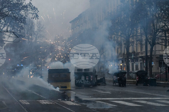 Полицията влезе в сблъсък с протестиращи в Торино след затварянето на социален център
