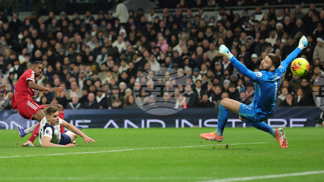 Александър Исак вкара гол и получи контузия при победа на Ливърпул срещу Тотнъм