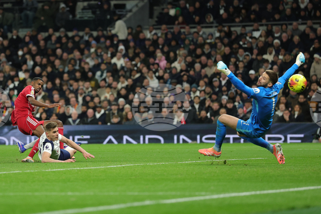 Александър Исак вкара гол и получи контузия при победа на Ливърпул срещу Тотнъм