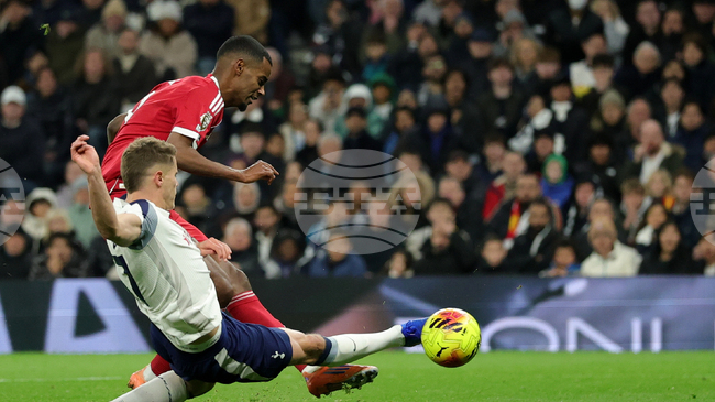 Нападателят на Ливърпул Александър Исак е претърпял операция заради счупване на глезена