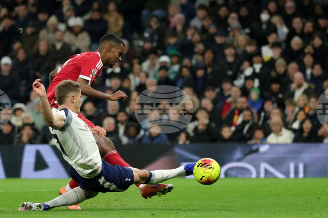 Нападателят на Ливърпул Александър Исак е претърпял операция заради счупване на глезена