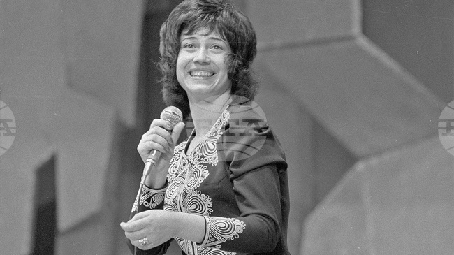 Песента „Двама“ е толкова вътре в хората, че на концерт не ме познаха без нея, казва Мария Нейкова, от чието рождение се навършват 80 години