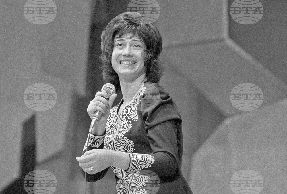 Песента „Двама“ е толкова вътре в хората, че на концерт не ме познаха без нея, казва Мария Нейкова, от чието рождение се навършват 80 години