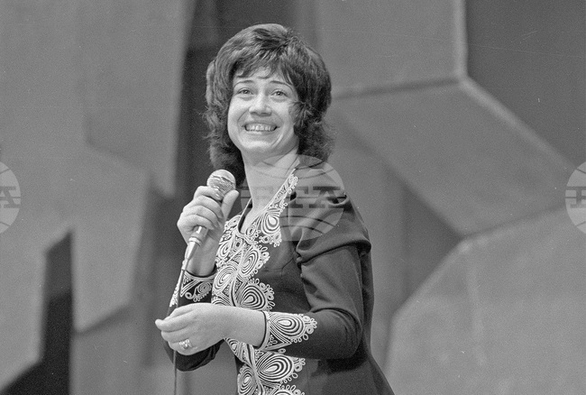 Песента „Двама“ е толкова вътре в хората, че на концерт не ме познаха без нея, казва Мария Нейкова, от чието рождение се навършват 80 години