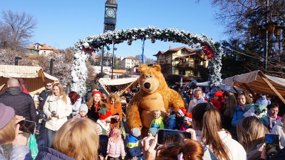 Дядо Коледа раздаде подаръци на децата в Банкя и бракосъчета две щастливи двойки