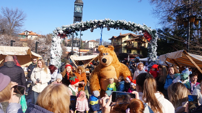 Дядо Коледа раздаде подаръци на децата в Банкя и бракосъчета две щастливи двойки