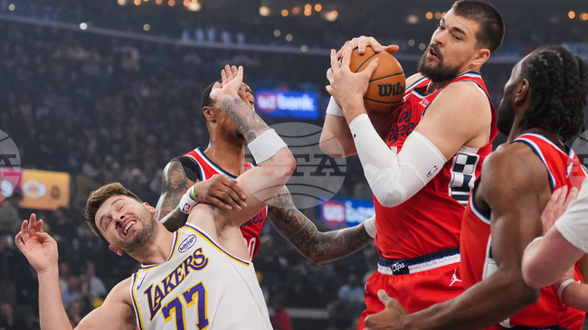 Хърватският център на Лос Анджелис Клипърс Ивица Зубац ще пропусне поне три седмици заради конузия