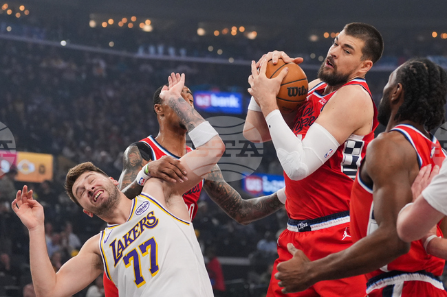 Хърватският център на Лос Анджелис Клипърс Ивица Зубац ще пропусне поне три седмици заради конузия