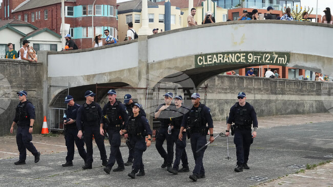 Австралия започва разследване за антисемитизъм след атаката на плажа Бондай