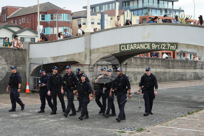 Австралия започва разследване за антисемитизъм след атаката на плажа Бондай
