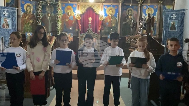 Възпитаници на Трето основно училище в Петрич четоха църковни текстове за Рождество Христово в местния храм „Св. Николай Чудотворец“